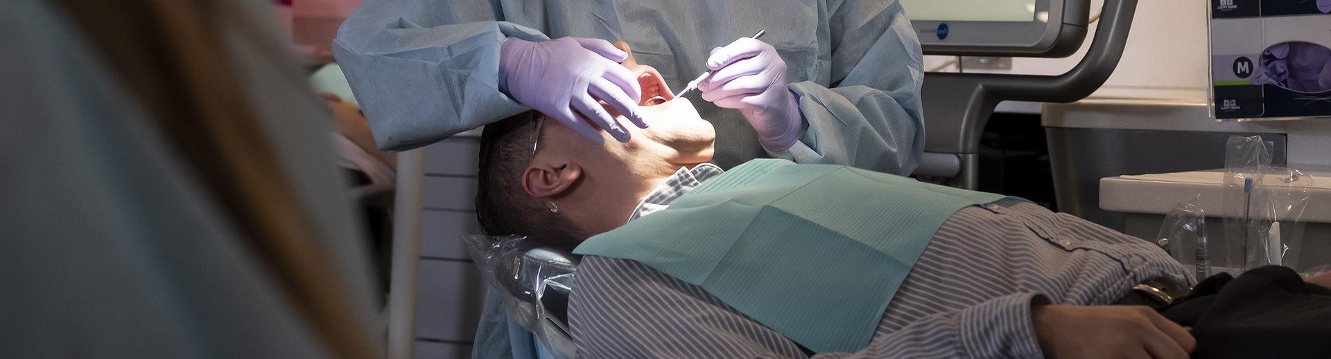 一名男性牙科病人在科恩伯格牙科学院的诊所接受治疗.