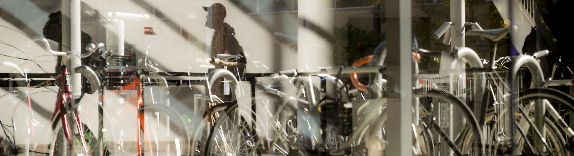 停放在主校区大楼外的自行车的抽象图像. 