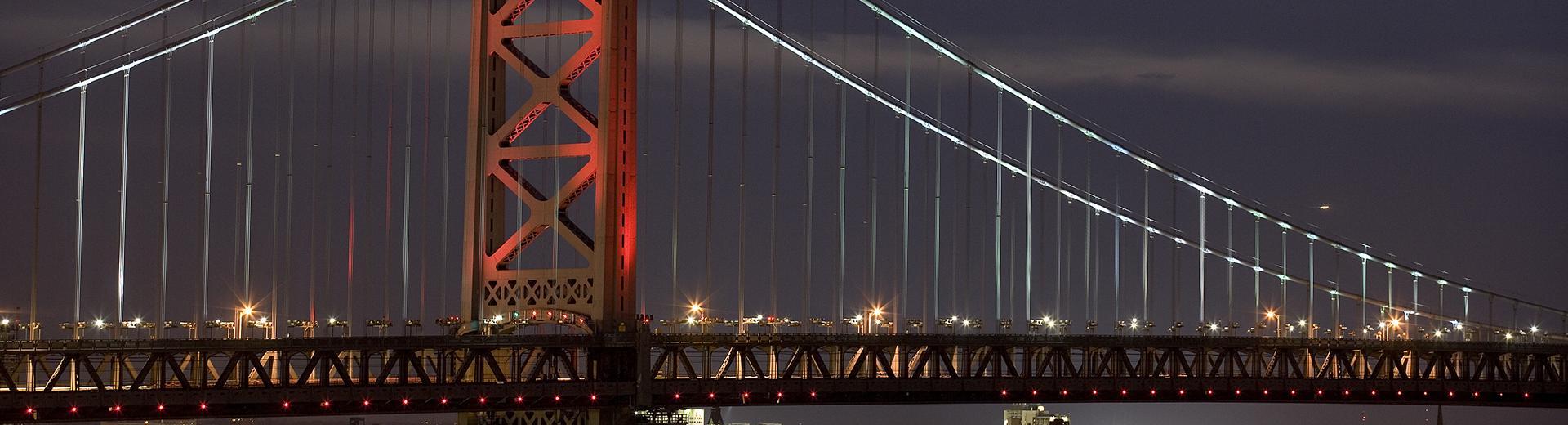 费城夜晚的本杰明·富兰克林桥
