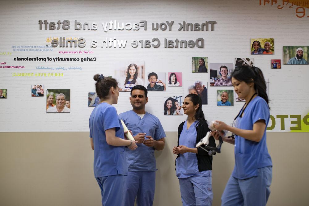国际牙科学校的学生在走廊里交谈. 
